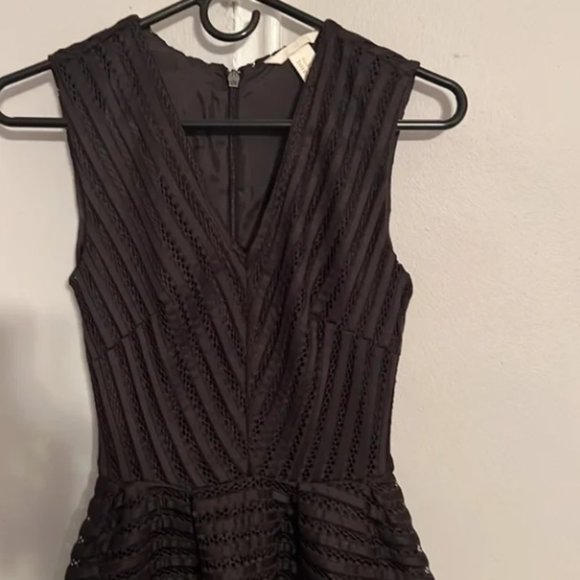 A black dress - Picture 1 of 3